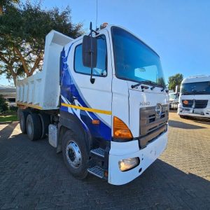 Hino 700