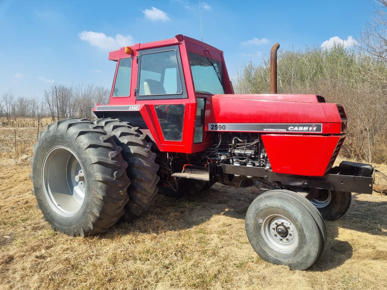 2x Case 2590 trekkers