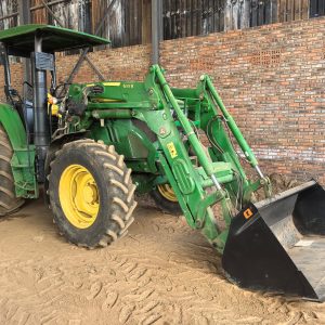 John Deere 6110 met laaigraaf