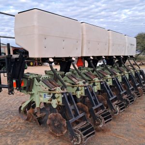 Orthman planter  8 ry 76